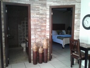 2 habitaciones, escritorio, tabla de planchar con plancha y wifi 