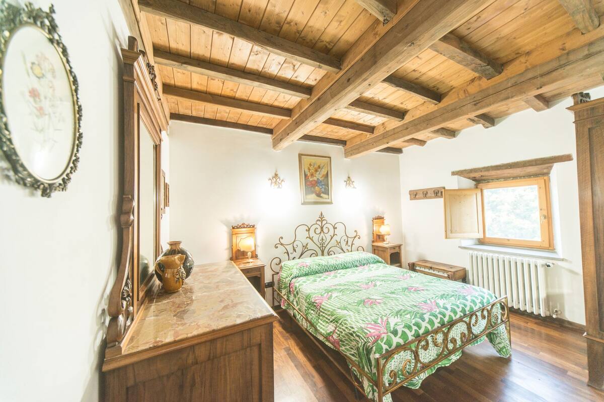 Quarto quádruplo (Alloro) | Ferros/tábuas de passar roupa, Wi-Fi de cortesia, roupa de cama