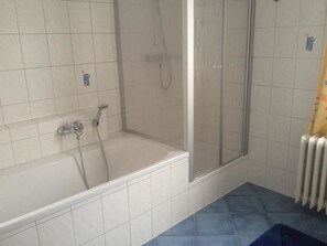 Comfort Apartment | Bathroom | Hair dryer, towels, soap, shampoo - Weinvilla Heinrichshof (Zeltingen-Rachtig)