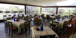 Se sirven comidas, cenas y cocina italiana
