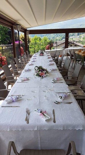 Se sirven comidas, cenas y cocina italiana