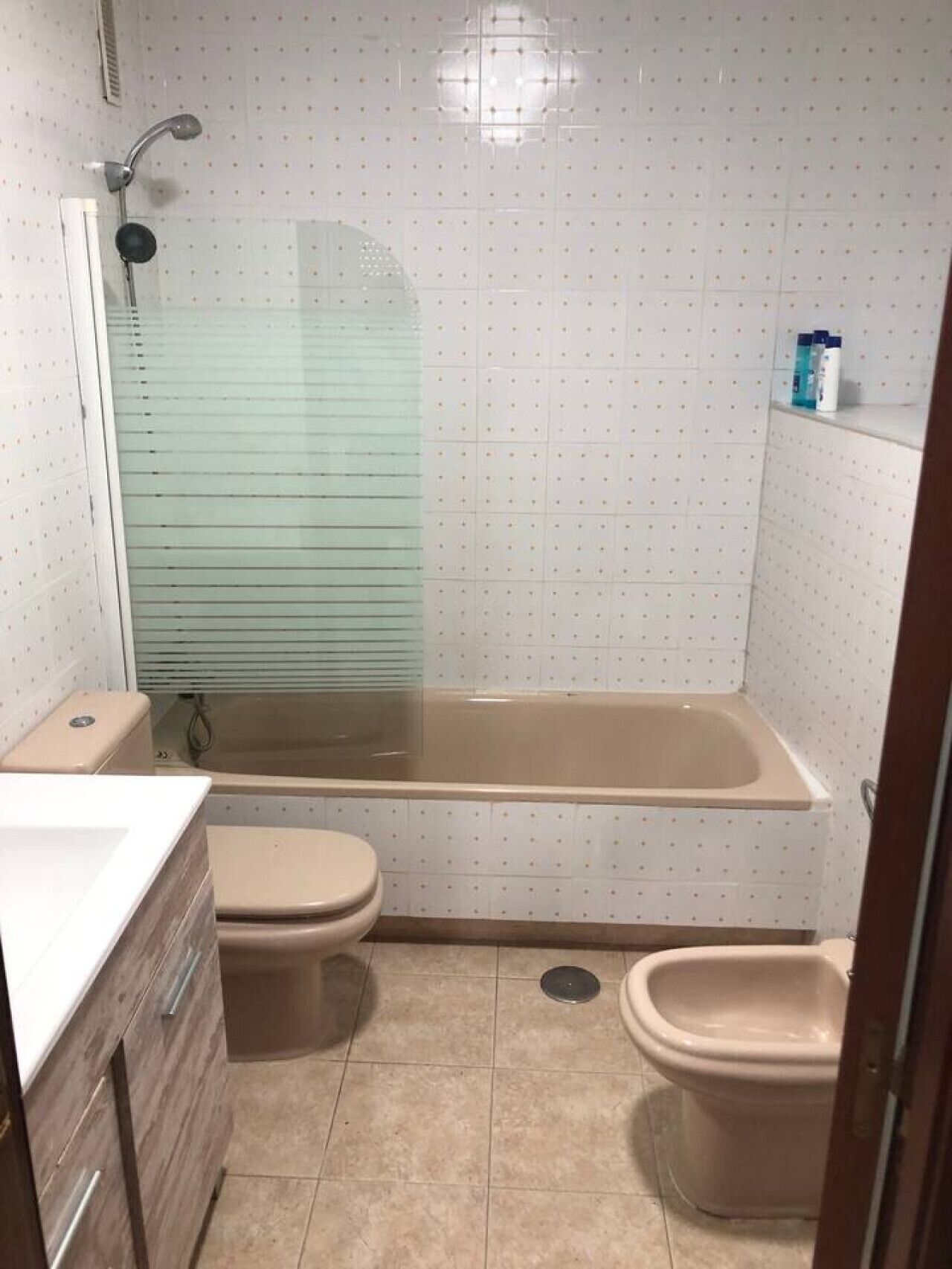 Badekar, hårføner, bidé og håndklær