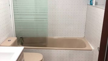 Badekar, hårføner, bidé og håndklær