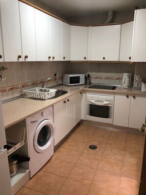 Kjøleskap, mikrobølgeovn, ovn og kokeplater