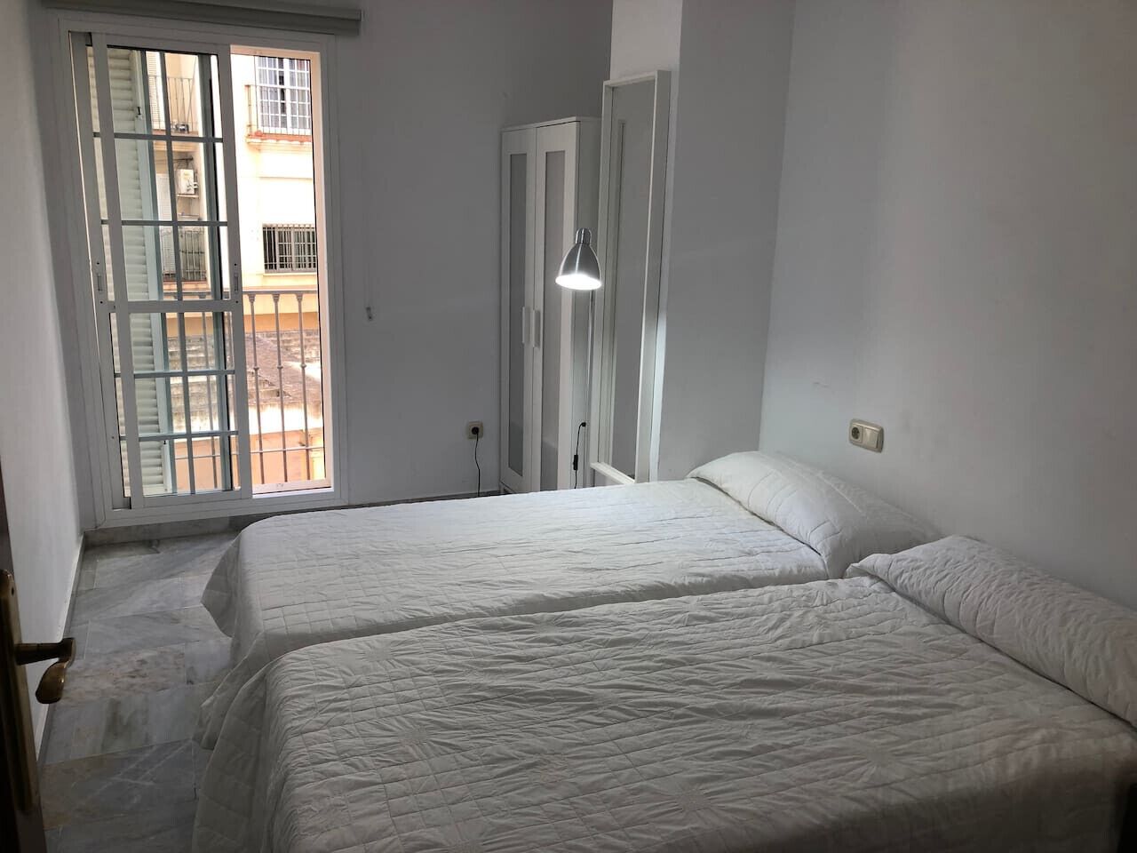 Skrivebord, strykejern/-brett, reiseseng for barn og wi-fi (inkludert)