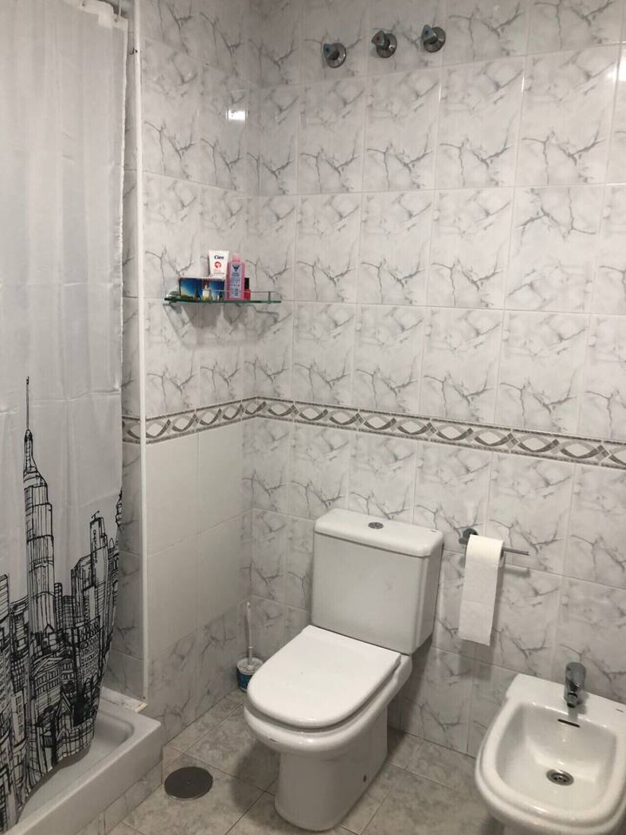 Badekar, hårføner, bidé og håndklær