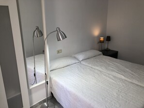 2 makuuhuonetta, työpöytä, silitysrauta/-lauta, vauvan matkasänky