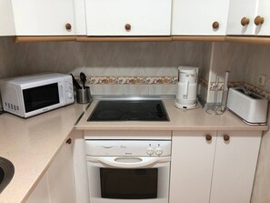 Kjøleskap, mikrobølgeovn, ovn og kokeplater