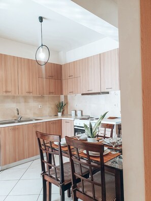 Appartement, 2 chambres, vue sur la mer (1) | Cuisine privée | Réfrigérateur grande capacité avec congélateur, un four