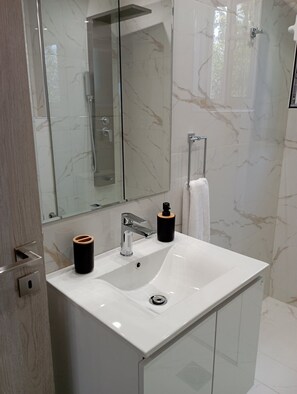 Appartement Deluxe, 1 chambre, vue sur la mer | Salle de bain | Séchoir à cheveux, serviettes fournies