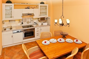Kühlschrank, Mikrowelle, Ofen, Geschirrspüler