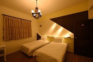 Desk, rollaway beds, free WiFi, bed sheets - Summer Travel B&B (Taitung)