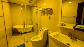 Habitación cuádruple Deluxe | Baño