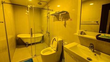 Deluxe Quadruple Room | Bathroom | Shower, free toiletries, hair dryer, slippers