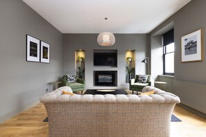 Flat-screen TV, streaming services - JOIVY 5-star Luxurious George Street Apartment (Edinburgh)