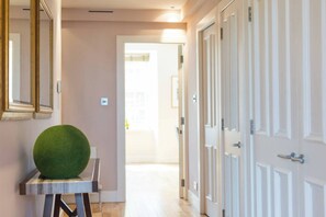 Hallway - JOIVY 5-star Luxurious George Street Apartment (Edinburgh)