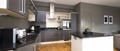Apartment (2 Bedrooms) | Private kitchen | Electric kettle, cookware/dishes/utensils