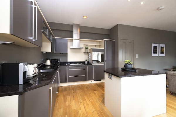 Apartment (2 Bedrooms) | Private kitchen | Electric kettle, cookware/dishes/utensils