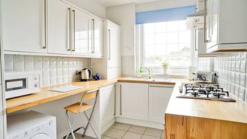 Apartment (2 Bedrooms) | Private kitchen | Electric kettle, cookware/dishes/utensils