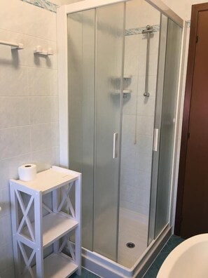 Family Apartment, 3 Bedrooms, Courtyard View, Tower | Bathroom | Hair dryer, bidet, toilet paper - Euroresidence n. 16 (Jesolo)
