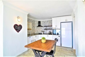 Apartment, 1 Schlafzimmer | Eigene Kochnische | Großer Kühlschrank, Ofen, Herdplatte, Geschirrspüler