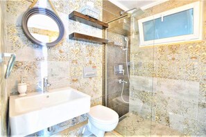 Apartemen, 1 kamar tidur | Kamar mandi | Shower dan handuk