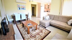 Villa, 4 habitaciones | Sala de estar | Una televisión LCD