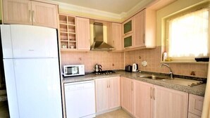 Villa, 4 habitaciones | Cocina privada | Frigorífico grande, microondas, placa de cocina y lavavajillas