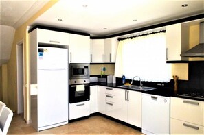 Huvila, 4 makuuhuonetta | Yksityinen keittiö | Täysikokoinen jääkaappi, mikroaaltouuni, uuni, liesi