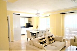 Huvila, 4 makuuhuonetta | Olohuone | LCD-televisio