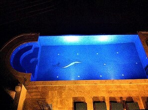 Piscina all'aperto, ombrelloni da piscina, lettini