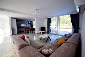 Villa, 4 Schlafzimmer | Wohnbereich | LCD-Fernseher