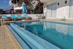 Hồ bơi ngoài trời, dù/ô trên bãi biển/hồ bơi, ghế dài tắm nắng 