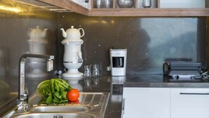 Vila | Cozinha americana privada | Geladeira grande, fogão, cooktop, lava-louças