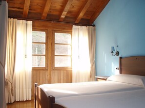 Habitación con 2 camas individuales | Tabla de planchar con plancha, wifi gratis y ropa de cama