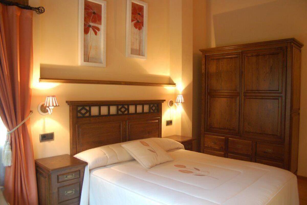 Habitación doble | Tabla de planchar con plancha, wifi gratis y ropa de cama