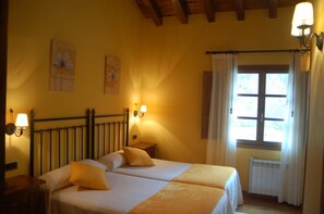 Habitación con 2 camas individuales | Tabla de planchar con plancha, wifi gratis y ropa de cama