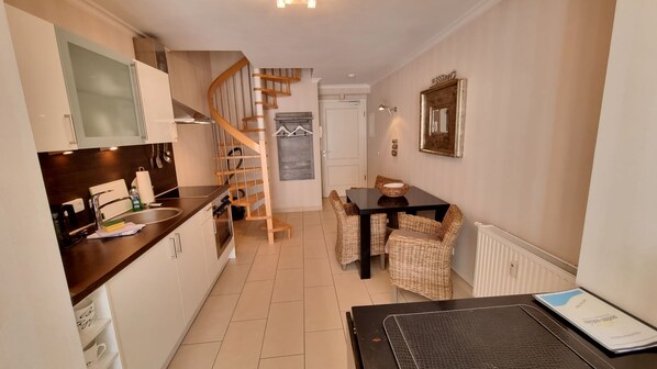 Køleskab, ovn, kaffe-/temaskine, elkedel