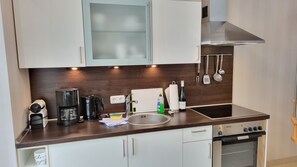 Kühlschrank, Ofen, Wasserkocher mit Kaffee-/Teezubehör, Wasserkocher
