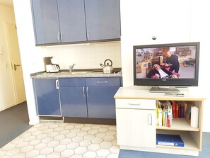 Kühlschrank, Wasserkocher mit Kaffee-/Teezubehör, Toaster