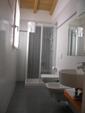 Dusj, regndusjhode, hårføner og bidé