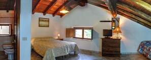 Quadruple Room | Individually decorated, individually furnished, desk, soundproofing - Agriturismo La Ferrera (Varco Sabino)