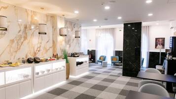 Bữa sáng buffet hàng ngày (10 EUR/mỗi người)