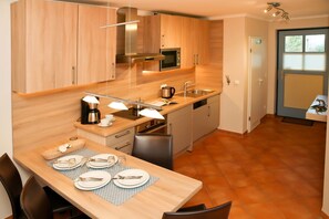 Kühlschrank, Ofen, Geschirrspüler, Wasserkocher mit Kaffee-/Teezubehör