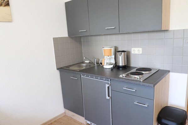 Køleskab, mikrobølgeovn, kaffe-/temaskine, elkedel