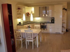 Køleskab, ovn, opvaskemaskine, kaffe-/temaskine