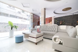 Lobby - RedDoorz Plus near Tan Dinh Market 2 (Ho Chi Minh City)