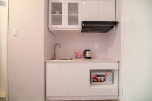 Private kitchenette - RedDoorz Plus near Tan Dinh Market 2 (Ho Chi Minh City)