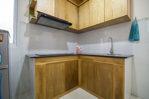 Skrivebord, wi-fi (inkludert) og sengetøy