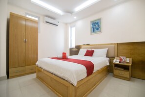 Desk, free WiFi, bed sheets - RedDoorz Plus @ Tran Hung Dao Street 2 (Ho Chi Minh City)